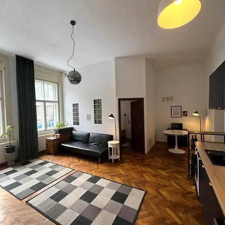 2-bedroom Near Untold With Parking