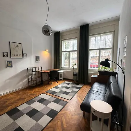 Apartment 2-bedroom Near Untold With Parking *