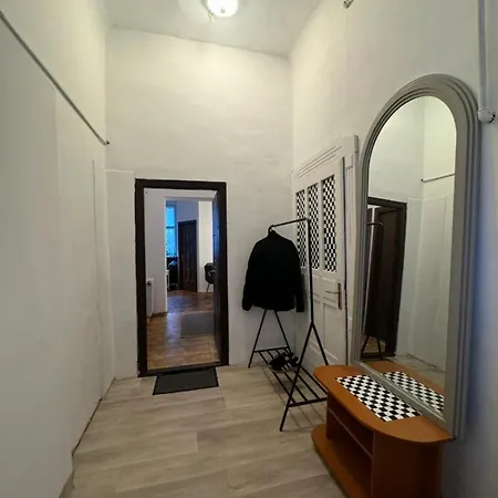Apartment 2-bedroom Near Untold With Parking *